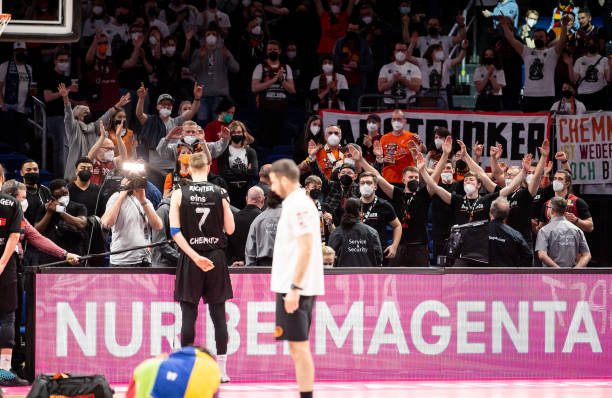 一名正在场 一名正在场