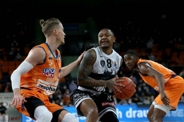 肢体语言更 肢体语言更